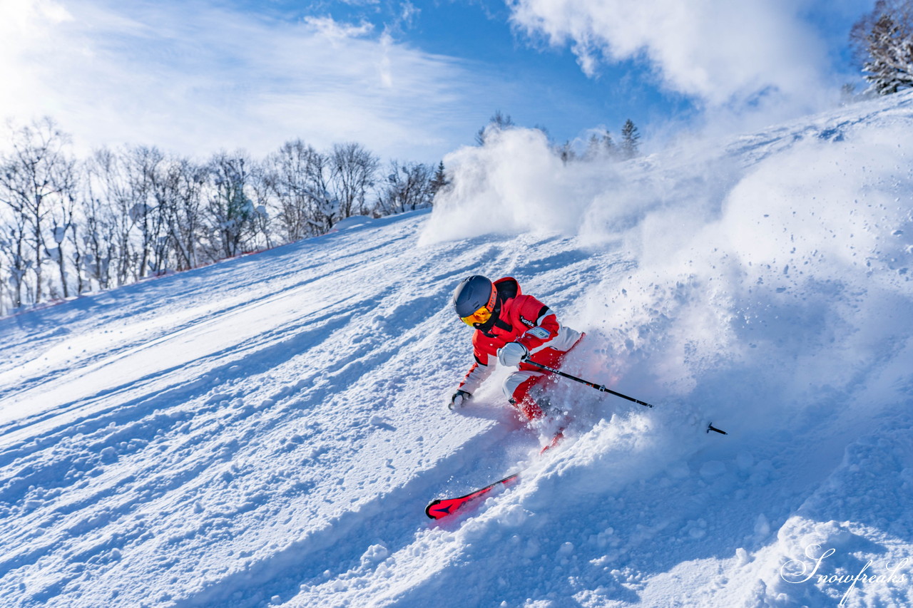 朝里川温泉スキー場　祝・積雪200cm到達。ふわふわのパウダースノーが降り積もったゲレンデを舞台に、女性スキーヤーチーム『TeamKP』成澤栞さんと秋山穂香さんが美しい滑りを披露！